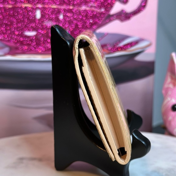 Louis Vuitton Cream Envelope Carte de Visite Monogram Vernis Wallet - Picture 9 of 15